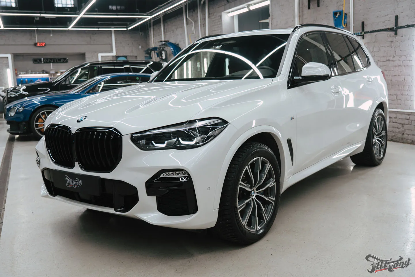 Оклейка BMW X5 полиуретаном, чистка кожи и защита керамикой